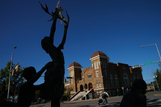 Pohled na sochu 'Four Spirits' a 16th Street Baptist Church v Birminghamu, Alabama.