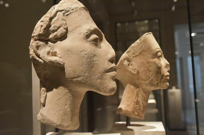 Busty Nefertiti a Akhenaten, zobrazení profilu.