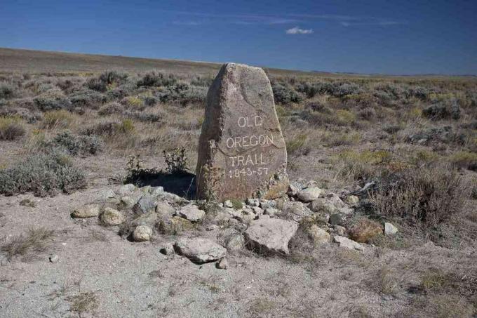 Marker poblíž South Pass na Oregonské stezce pod modrou oblohou.