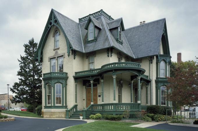 The Lake-Peterson House, 1873, Yellow Brick Gothic Revival, domov v Rockfordu ve státě Illinois