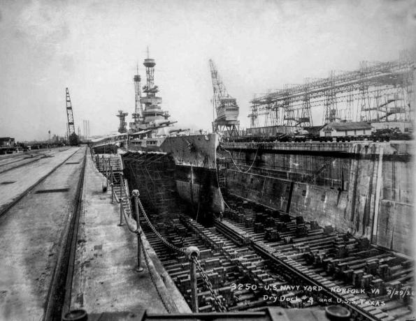 Bitevní loď USS Texas (BB-35) v suchém doku, 1926.