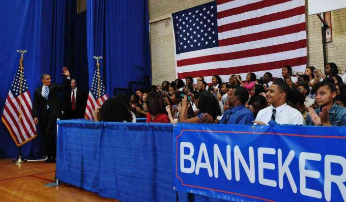 Americký prezident Barack Obama a ministr školství Arne Duncan dorazí na každoroční adresu Obamy do školy na Benjamin Banneker akademické střední škole 28. září 2011 ve Washingtonu, DC.