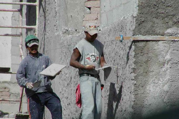 dva dělníci nanesení vrstvy sádry stěrkami