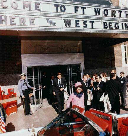 Prezident John F. Kennedy a první dáma Jacqueline Kennedy vycházejí z divadla Fort Worth v Texasu