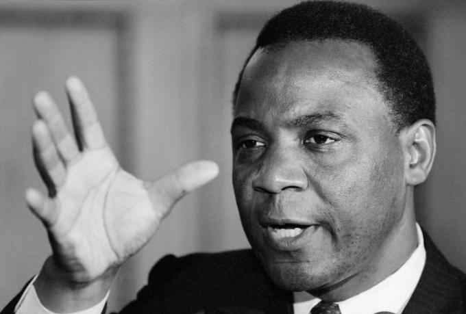 Starosta Philadelphie W. Wilson Goode na tiskové konferenci diskutovat o následcích bomby a požáru, který zničil dům MOVE