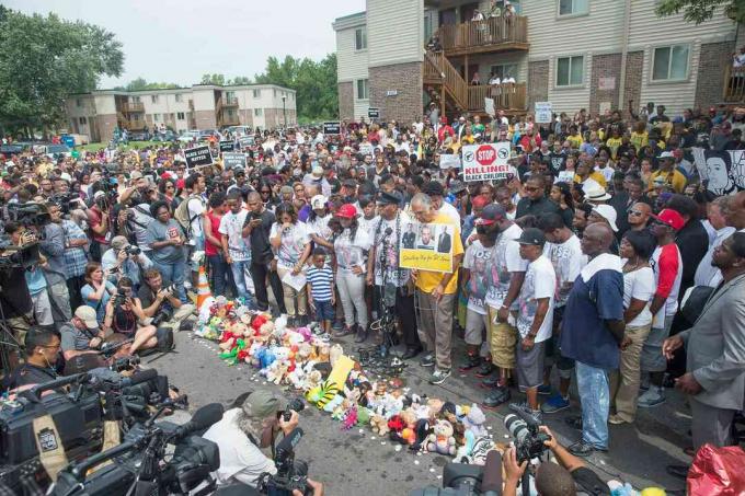 Lidé navštěvují pamětní službu u příležitosti výročí úmrtí Michaela Browna 9. srpna 2015 ve Fergusonu v Missouri.