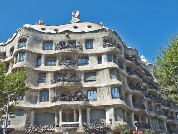 Curvy bytový dům v Barceloně, ve Španělsku, Casa Mila, Antoni Gaudi