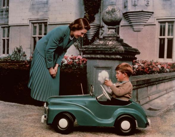 28. září 1952: princezna Elizabeth sledovala svého syna prince Charlese hrajícího ve svém autíčku na Balmoralu.