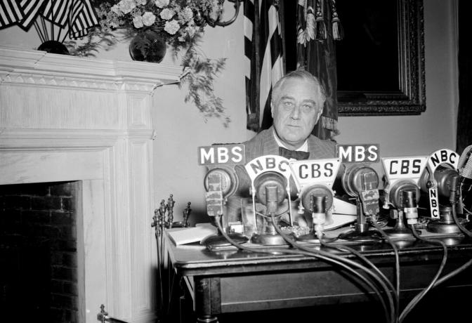Franklin Roosevelt během válečného požárního vysílání.
