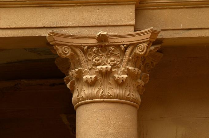 detail ozdobeného kapitálu, horní část sloupce