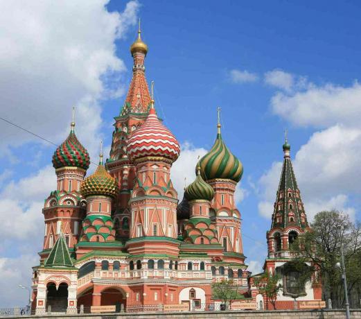 Cibule věží katedrály sv. Bazila v Moskvě
