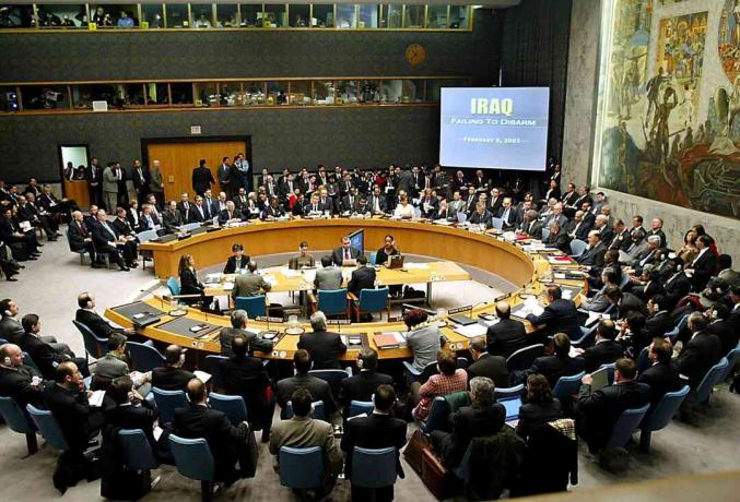 Colin Powell oslovuje Radu bezpečnosti OSN
