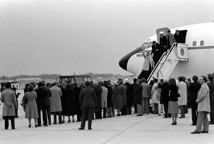 Osvobození Američané jako rukojmí vystoupí z letadla Freedom One, letectva VC-137 Stratoliner, po svém příletu na základnu 27. ledna 1981